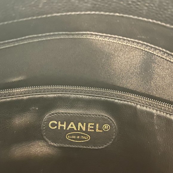 LARGE CHANEL Caviar Leather Shoulder Bag with Gold hardware - Picture 7 of 11